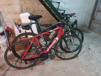 Bicicleta de estrada e bicicleta de btt..