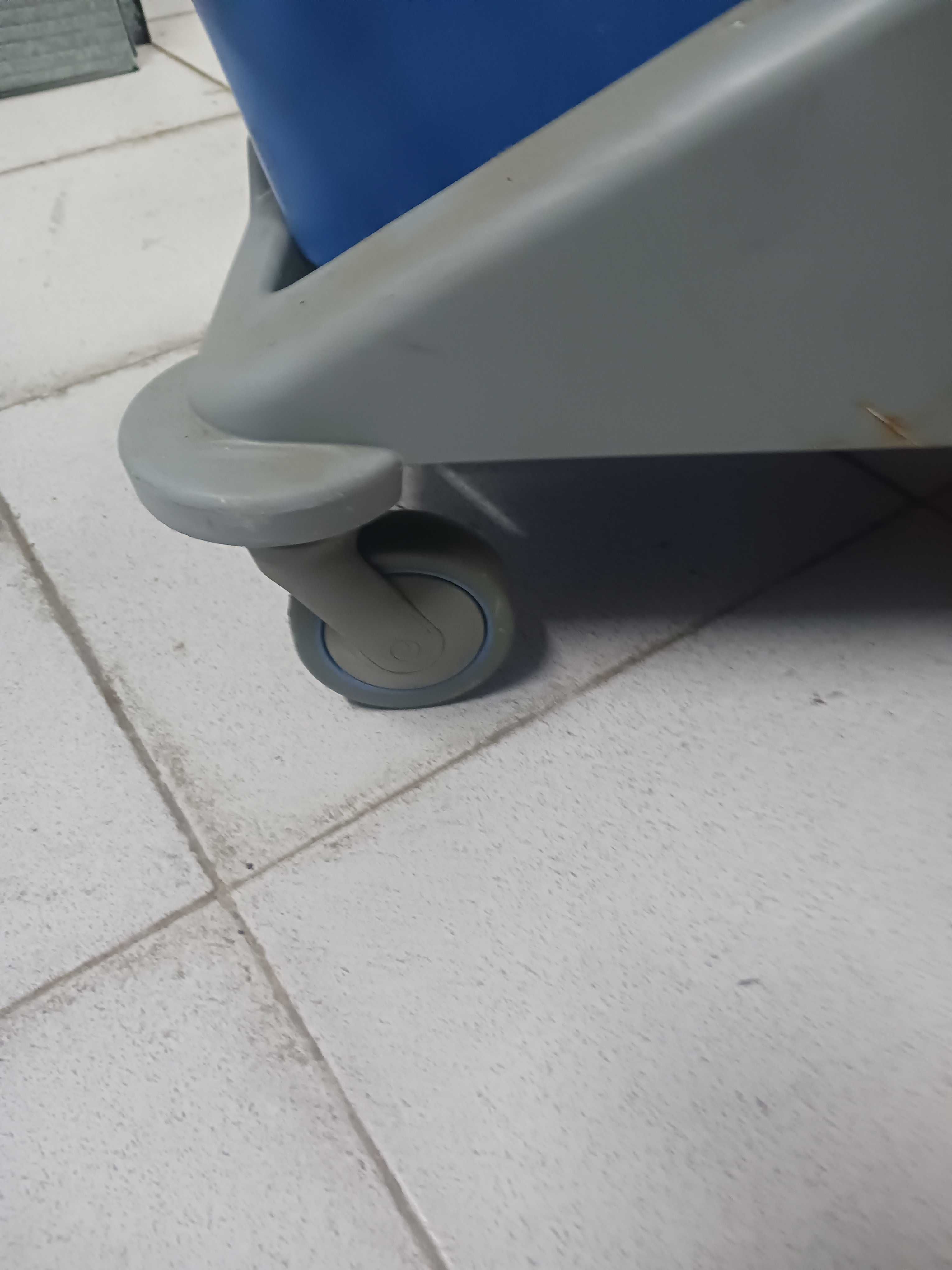 Carrinho com rodas para limpeza com dois baldes e suporte esfregona