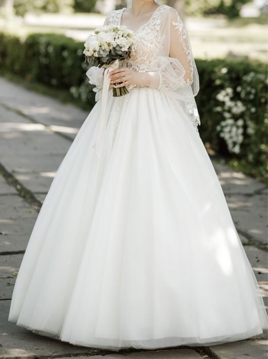 Весільна сукня.