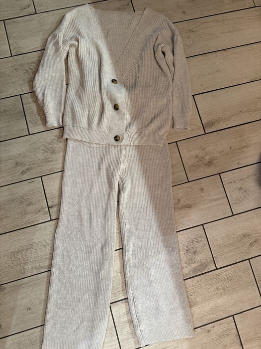 Теплий вʼязаний костюм