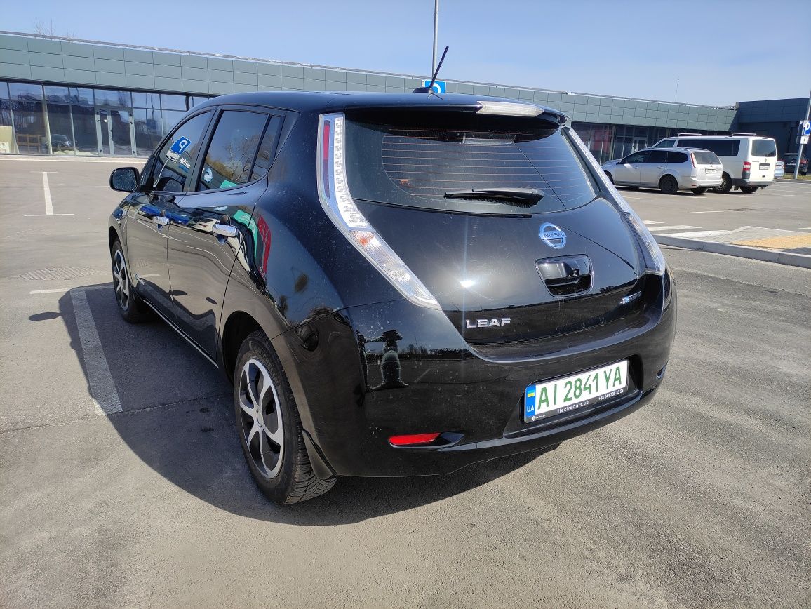 Nissan leaf 2015 з чудовою батареєю.