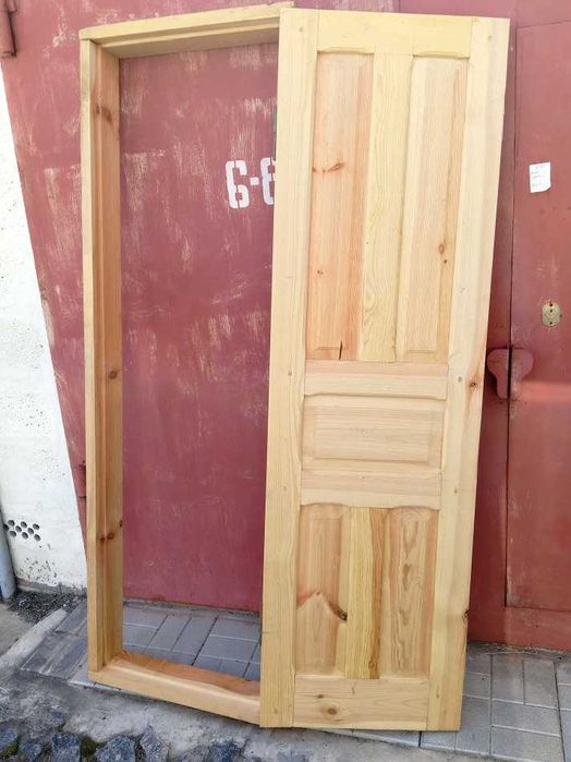 Нові справжні дерев'яні двері одностворчаті.