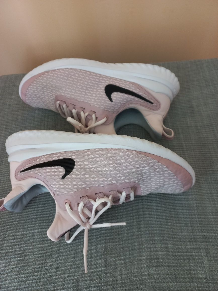 Жіночі кросівки Nike Rival,р40,5