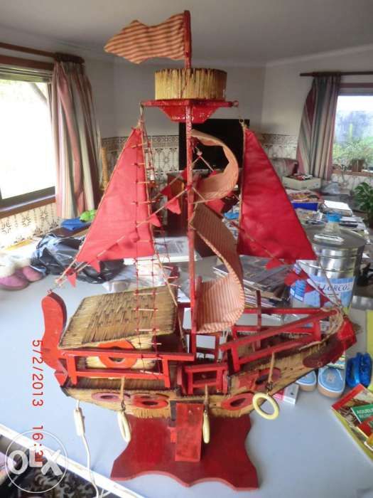 vendo barco construido  com madeira e fosforos