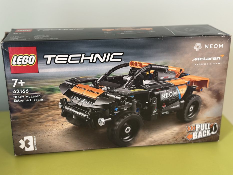 LEGO Technic Автомобіль для перегонів NEOM McLaren