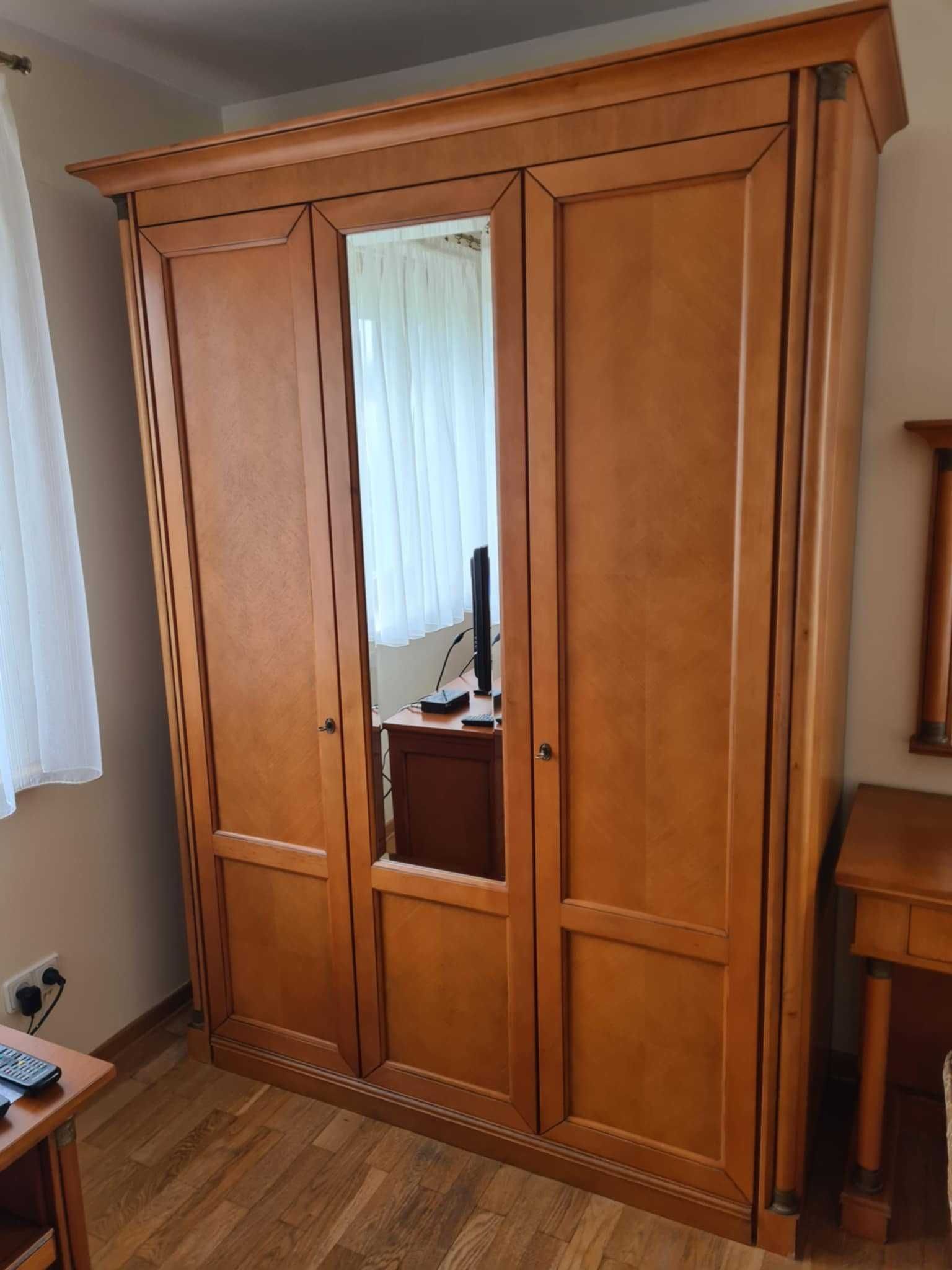 Zestaw klasycznych drewnianych mebli do sypialni na sprzedaż