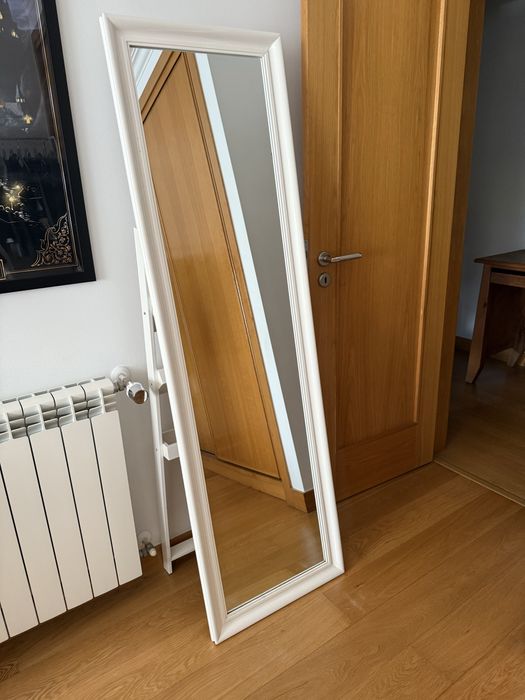 Espelho de pé em madeira branca