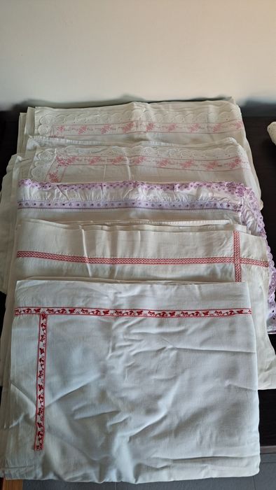 Vários lençóis brancos algodão