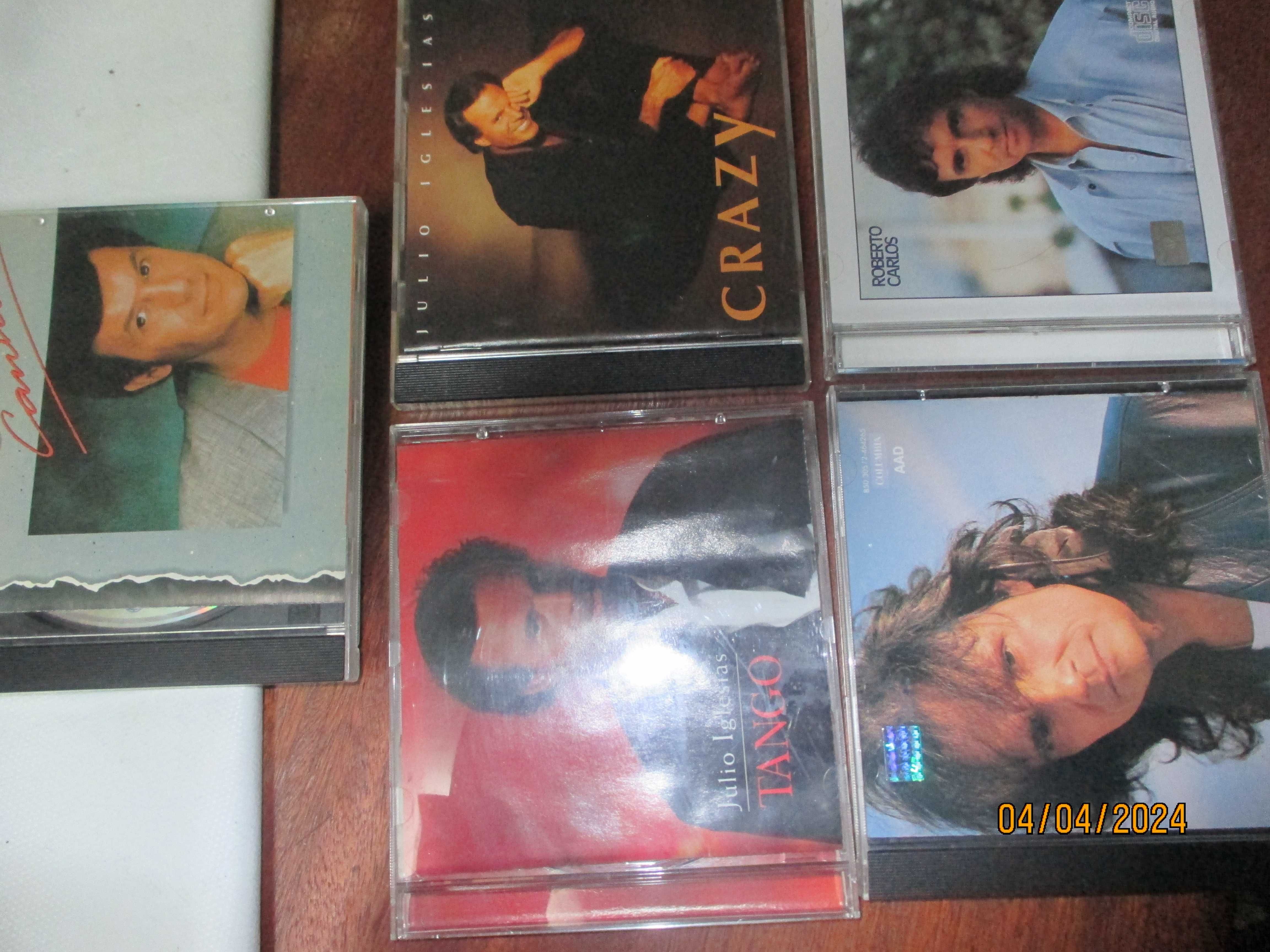 4 CD's - 2 de Roberto Carlos, 2 de Julio Iglesias e 1 de Adamo