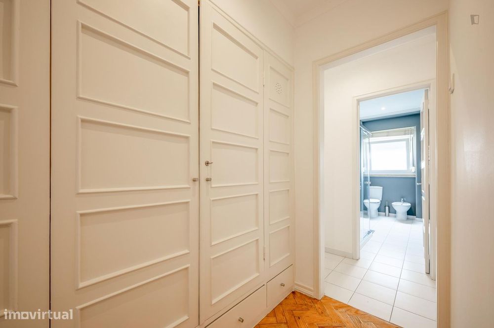 612376 - Quarto com cama de casal em...