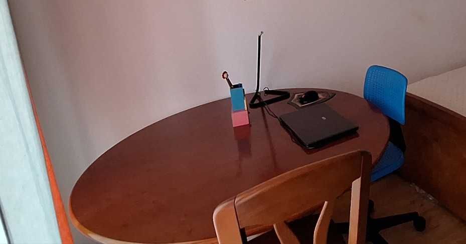 Mesa com 2x Cadeiras escritório em pele e braços em carvalho