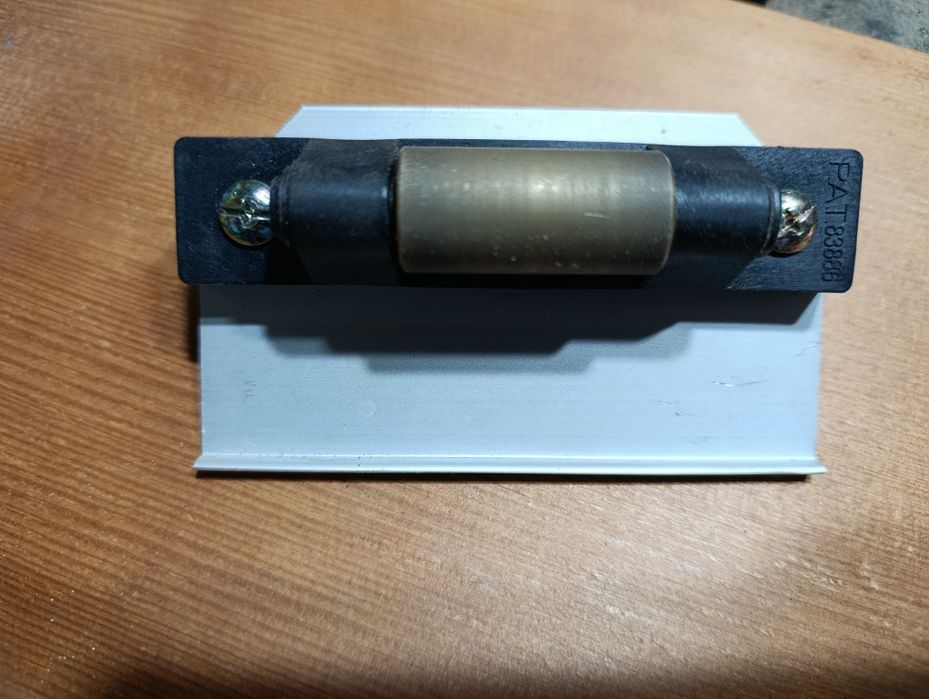 Prowadnica do ostrzenia dłut i nóży strugów