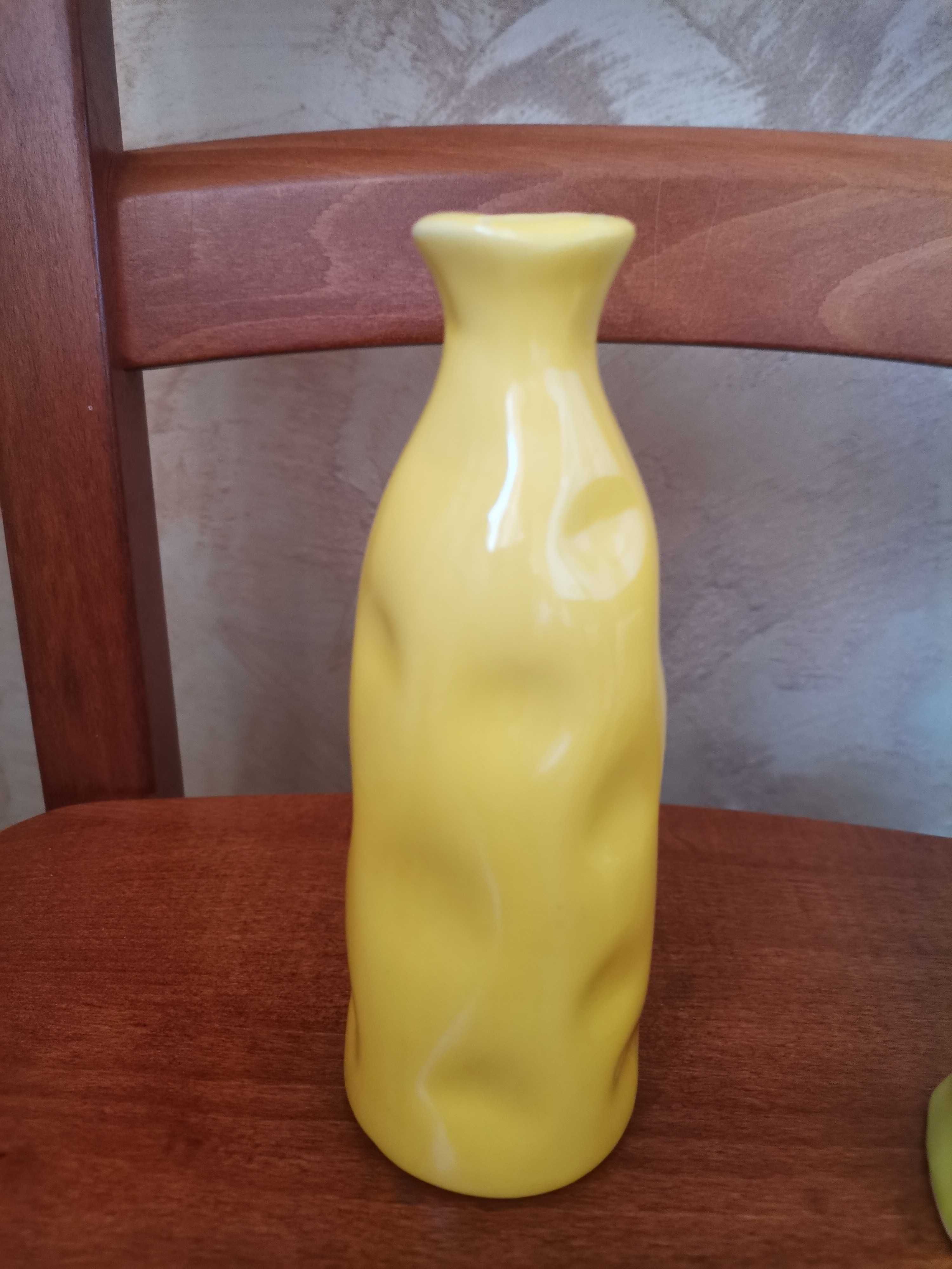 Żółty wazonik ceramiczny