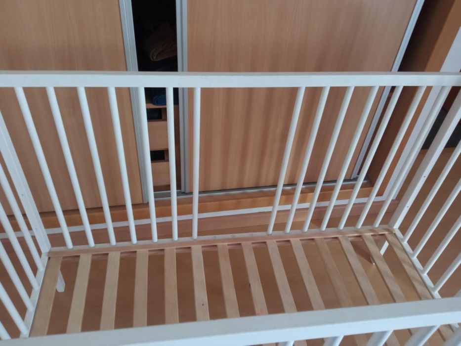 Duas camas brancas da Naf Naf