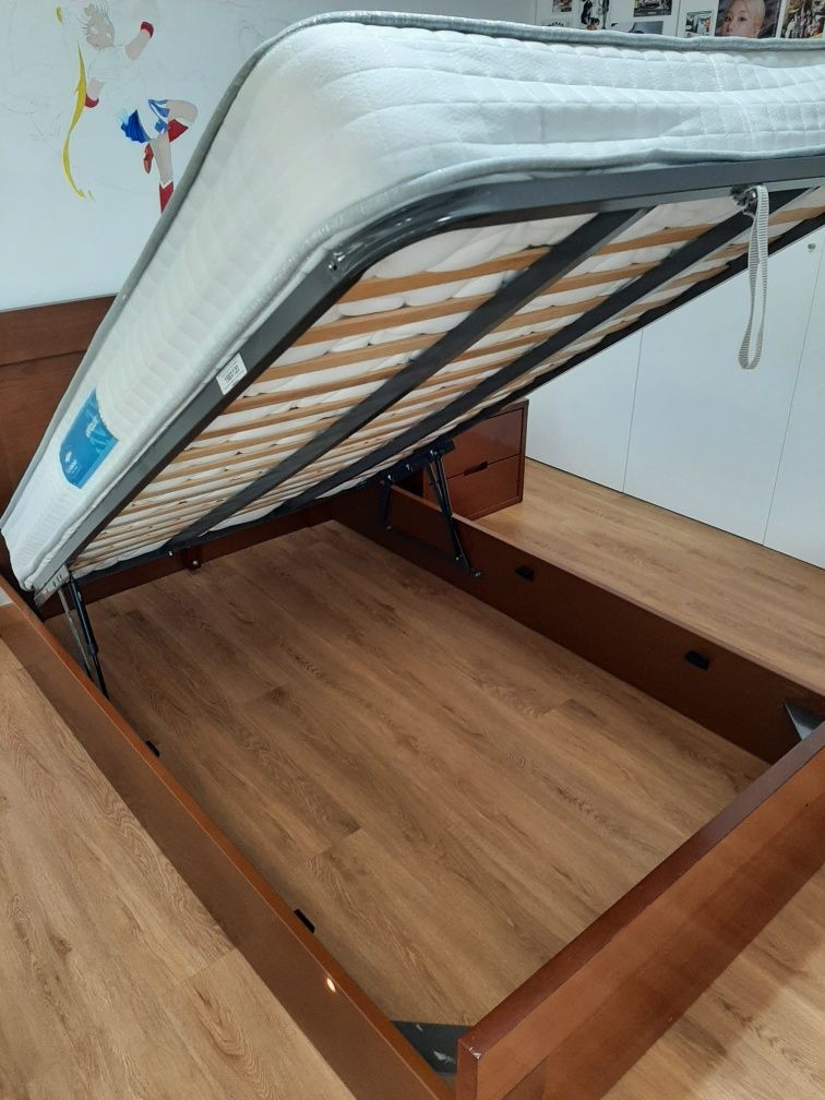 Cama individual com mesinha cabeceira