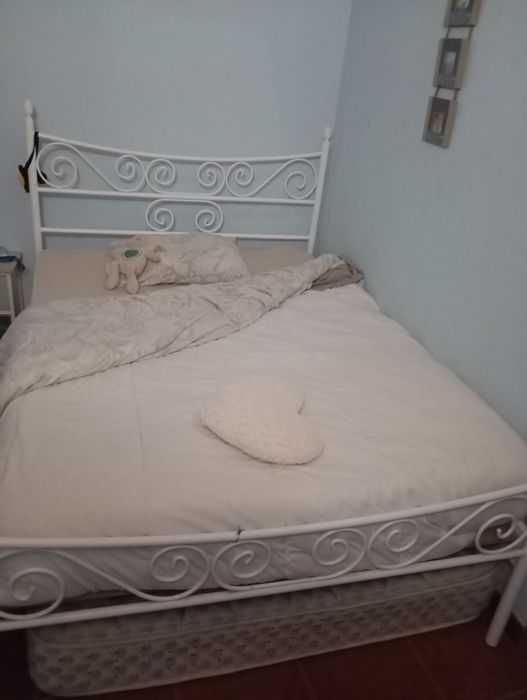 Cama em ferro branca