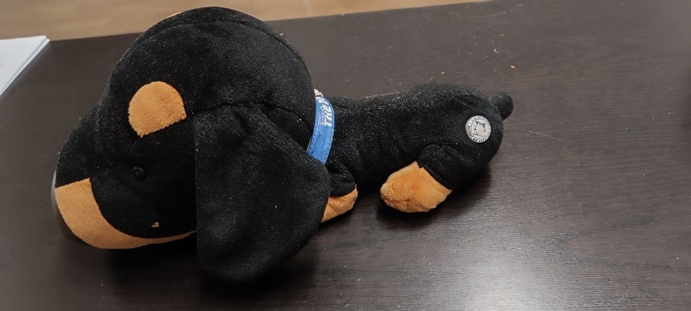 Cão peluche, marca The Dog. Será limpo antes de enviar.