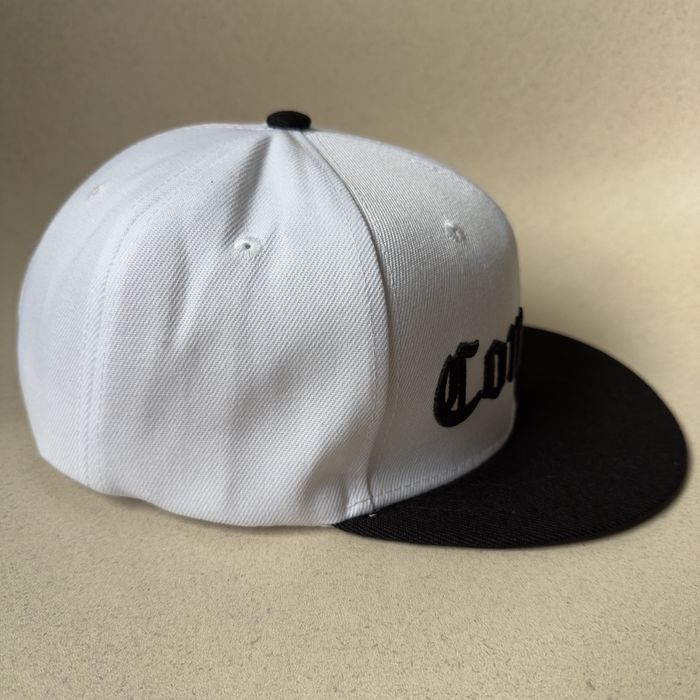 Czapka Compton – biała z czarnym daszkiem | Nowa | Streetwear styl