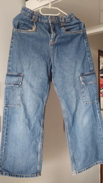 Spodnie jeansy z kieszeniami na nogawkach.