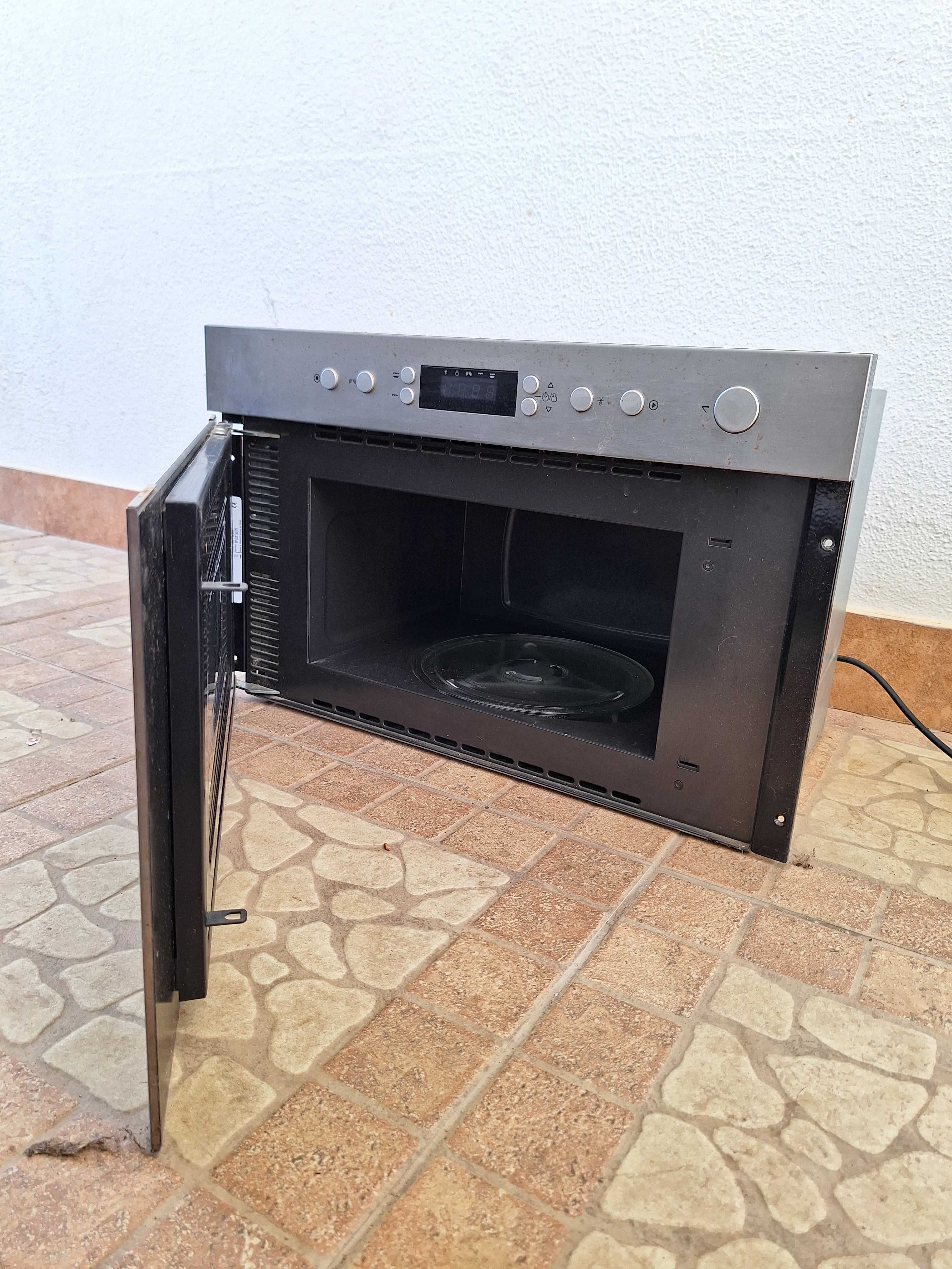 Microondas embutido com função de grelhador da "Whirlpool"