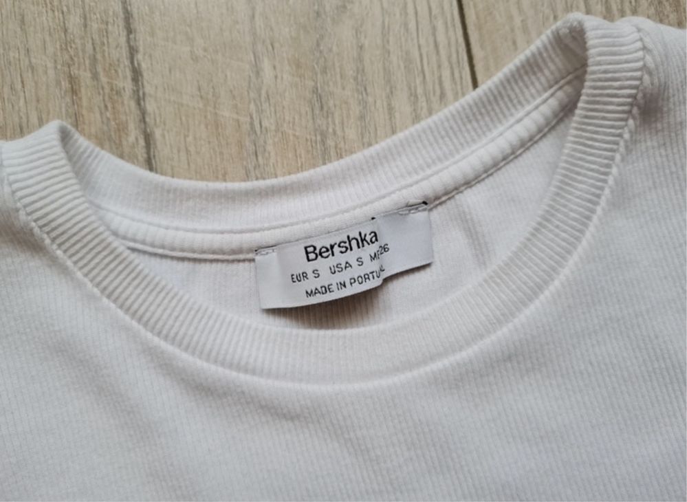 Biały crop top Bershka S