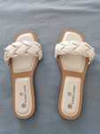 Chinelas cor crua, novas