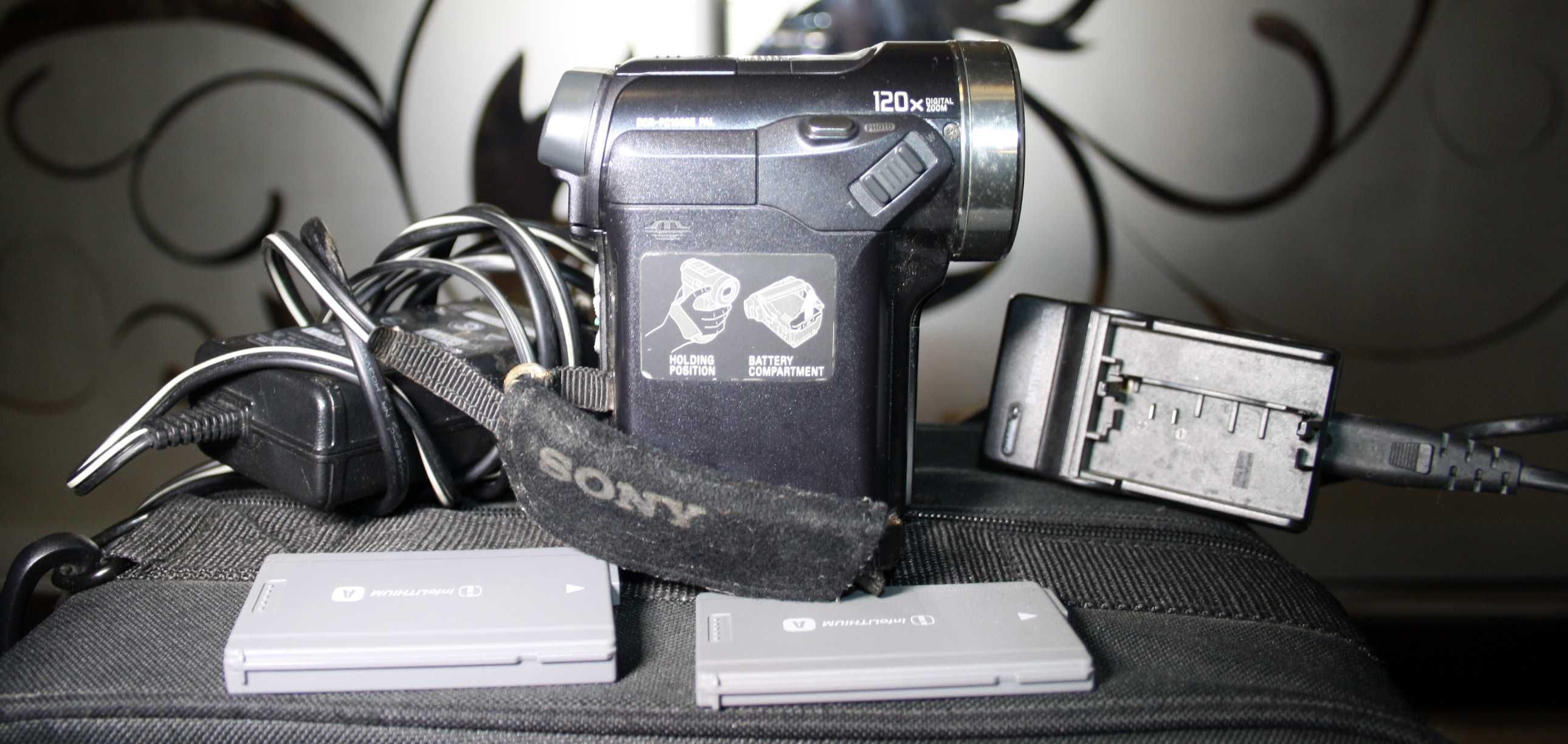 Видеокамера три матрицы Sony DCR-PC 1000E .
