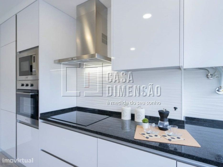 Apartamento de tipologia T3 com varandas em Benfica!!