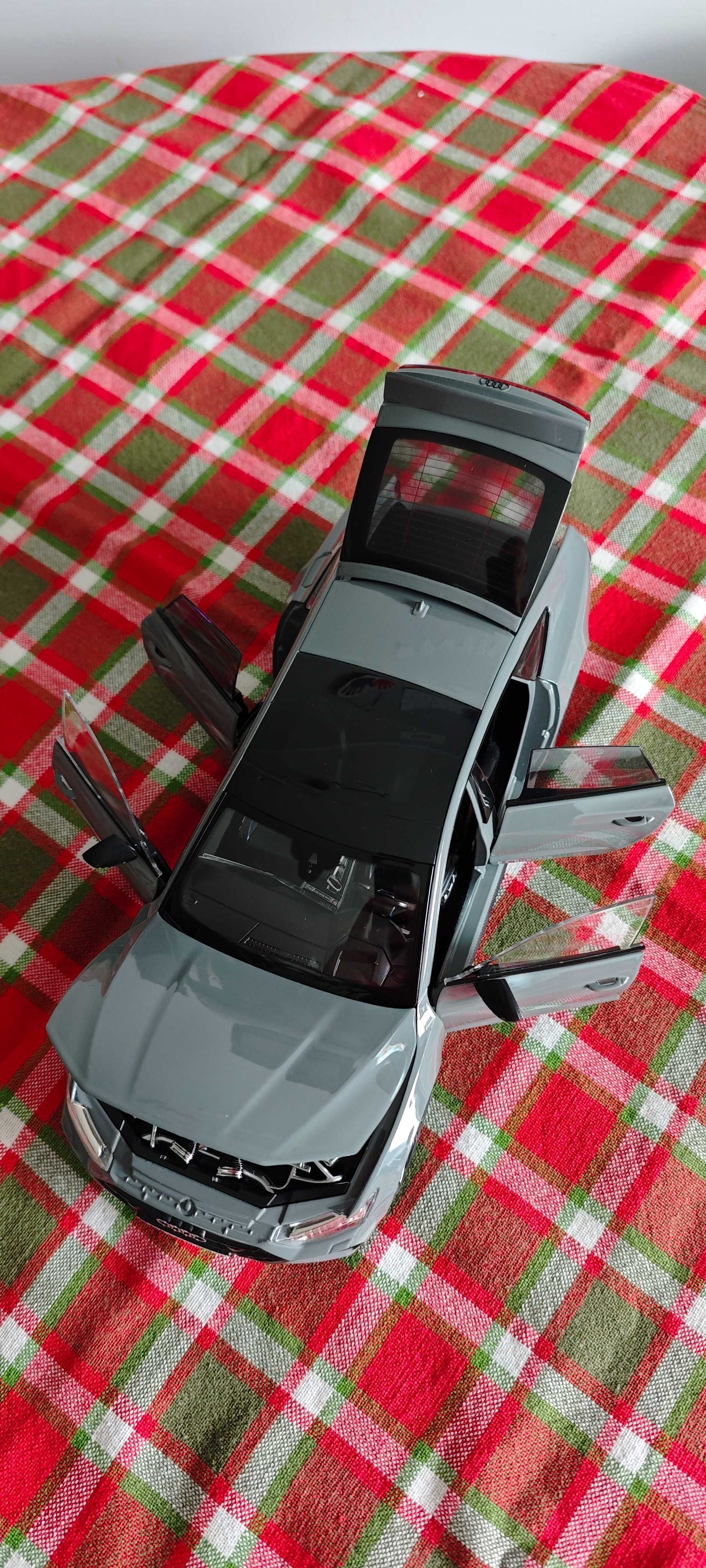 Model Audi RS7 Sportback skala 1:18 z oświetleniem P/T pilot szare