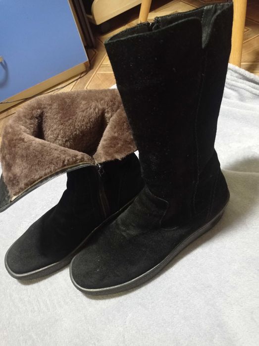 Продам зимові чоботи замшеві із натуральним хутром в середині