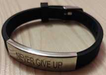 Bransoleta z wygrawerowanym napisem NEVER GIVE UP