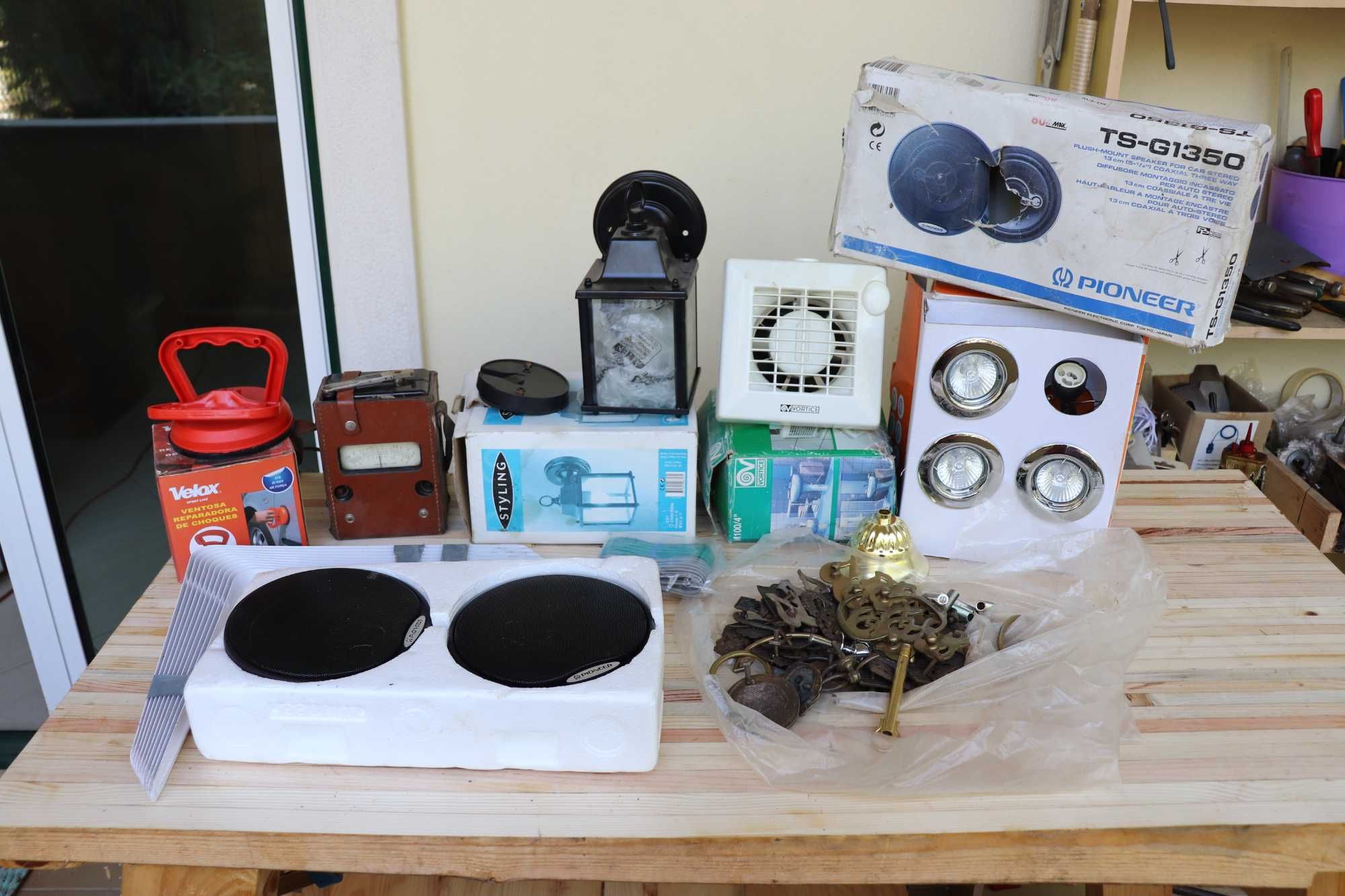 Lote Variado: Coluna, Extractor, Candeeiro, Lâmpadas, etc.
