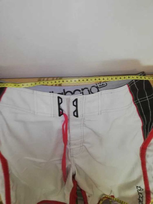 Calções de banho de marca (Billabong, Carhartt e Lefties)