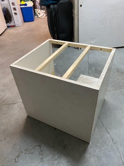Pequeno móvel em forma de cubo, para  varias Utilizações, cor branca