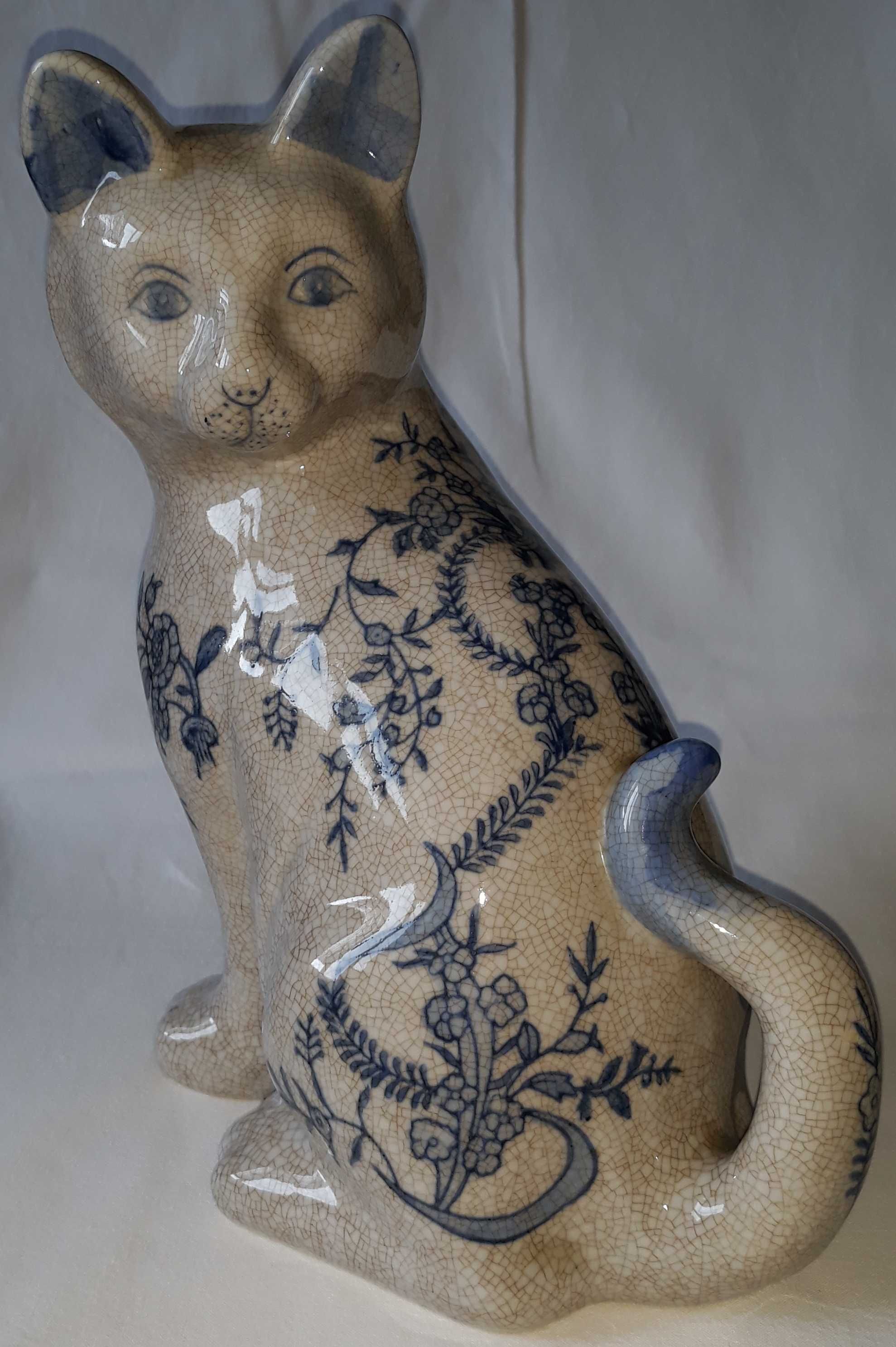 porcelanowa figurka kot
