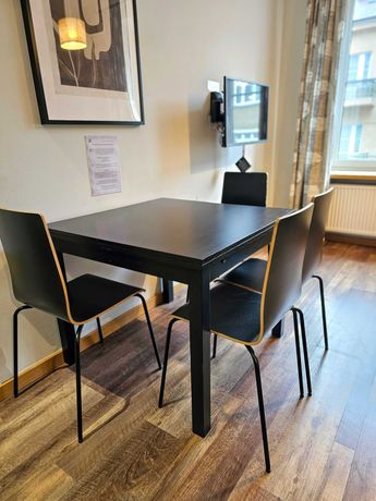 Stół rozkładany (IKEA  BJURSTA)  + 4 krzesła IKEA