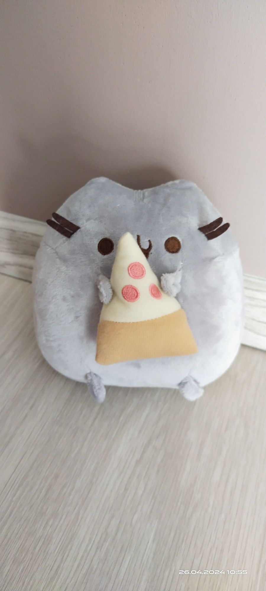 Maskotka kot Pusheen z pizzą