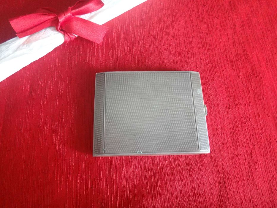 Srebrna puderniczka z lusterkiem