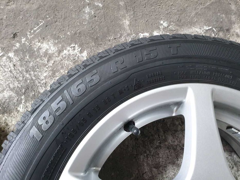 Felgi alu Nissan R15 4x100 opony zimowe 185/65R15 5,8mm Semperit