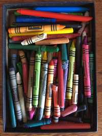 Caixinha com diversos lápis de cera