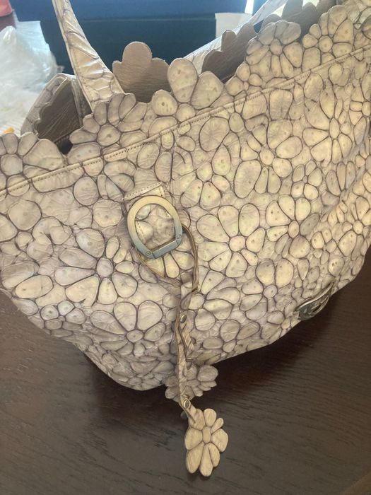 Сумка з чобітками із перламутрової шкіри в квітах