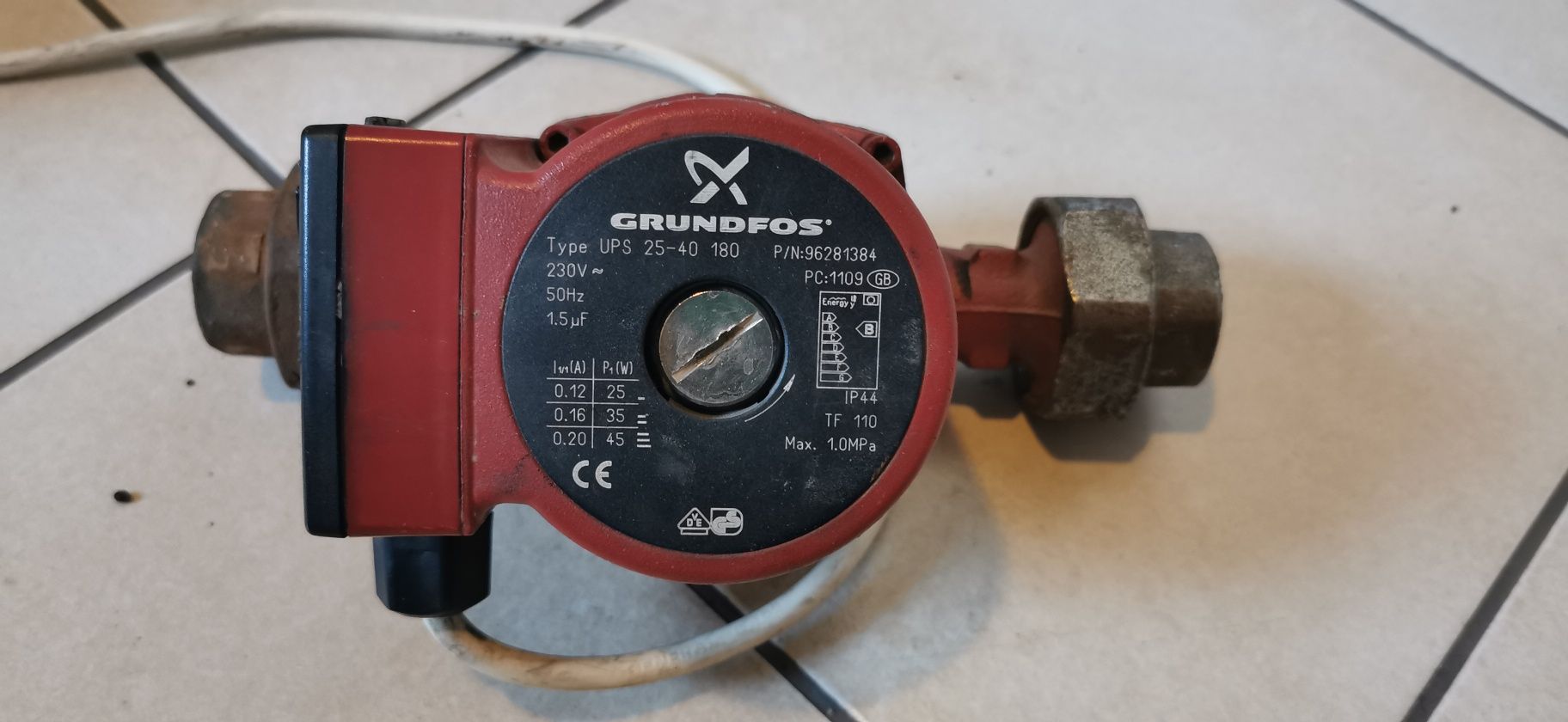 Pompa Grundfos wraz ze śrubunkami.