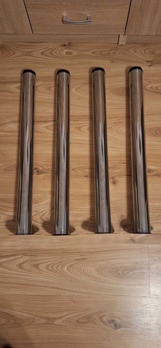 Noga nogi do stołu.