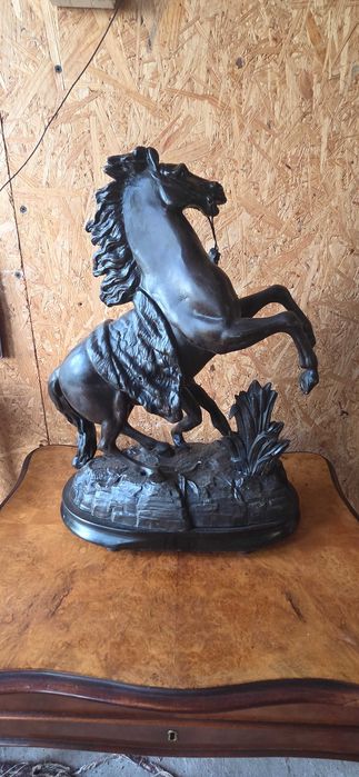 Rzeźba , figura - półnagi mężczyzna z koniem  43cm.