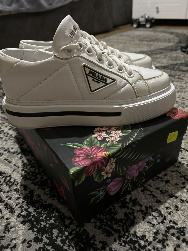 Кросівки шкіряні Prada