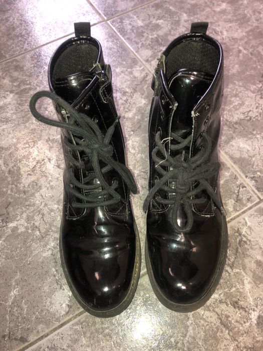 Botins em verniz menina da marca Geox