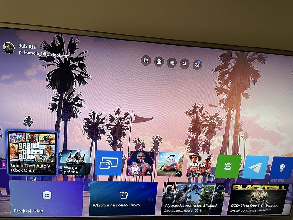Sprzedaję konsolę Xbox One S.