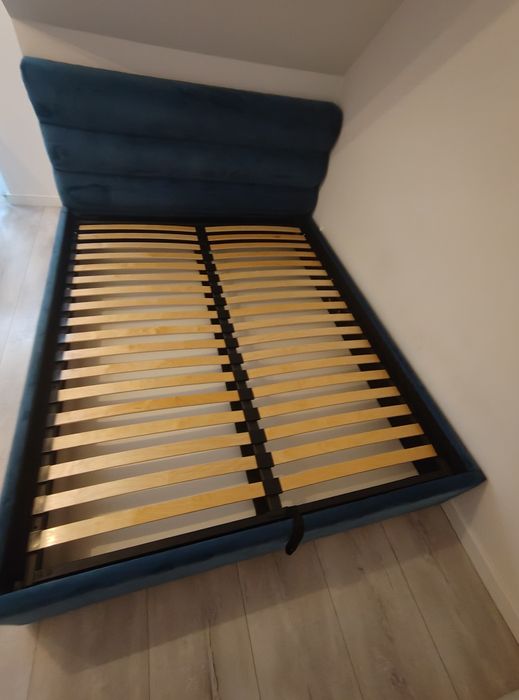 Łóżko welurowe granatowe wraz ze stelażem 200x160