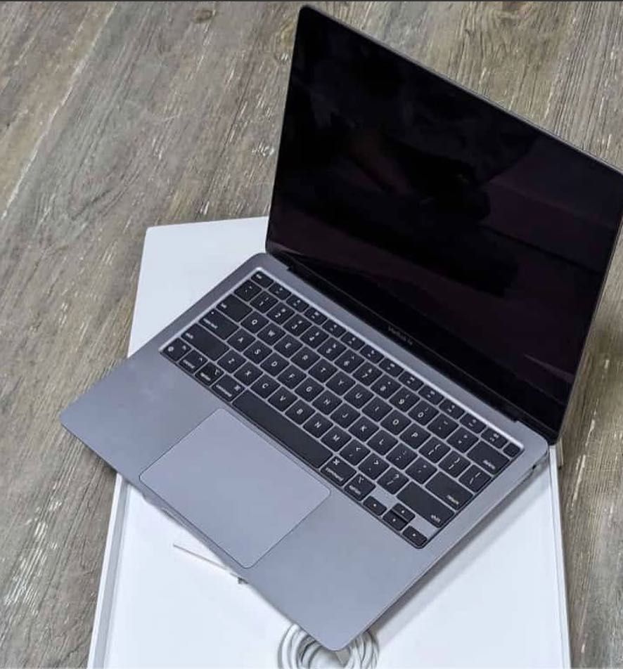 Apple MacBook Air M1 Ідеал/Монстр автономної роботи під час блек ауту