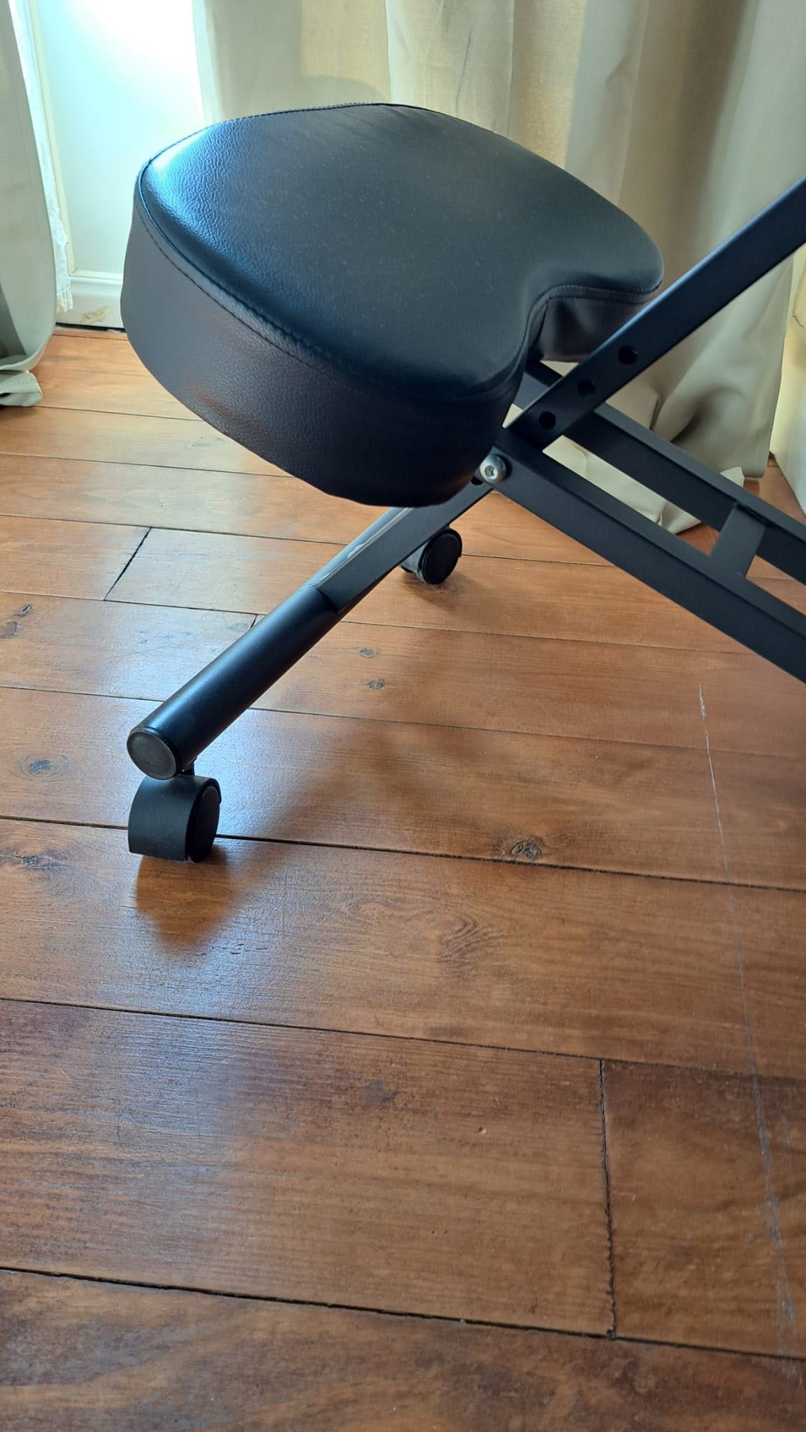 Cadeira ergonómica profissional, cor preta.